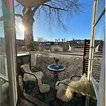 With Free Parking & Roof Terrace 아파트 *